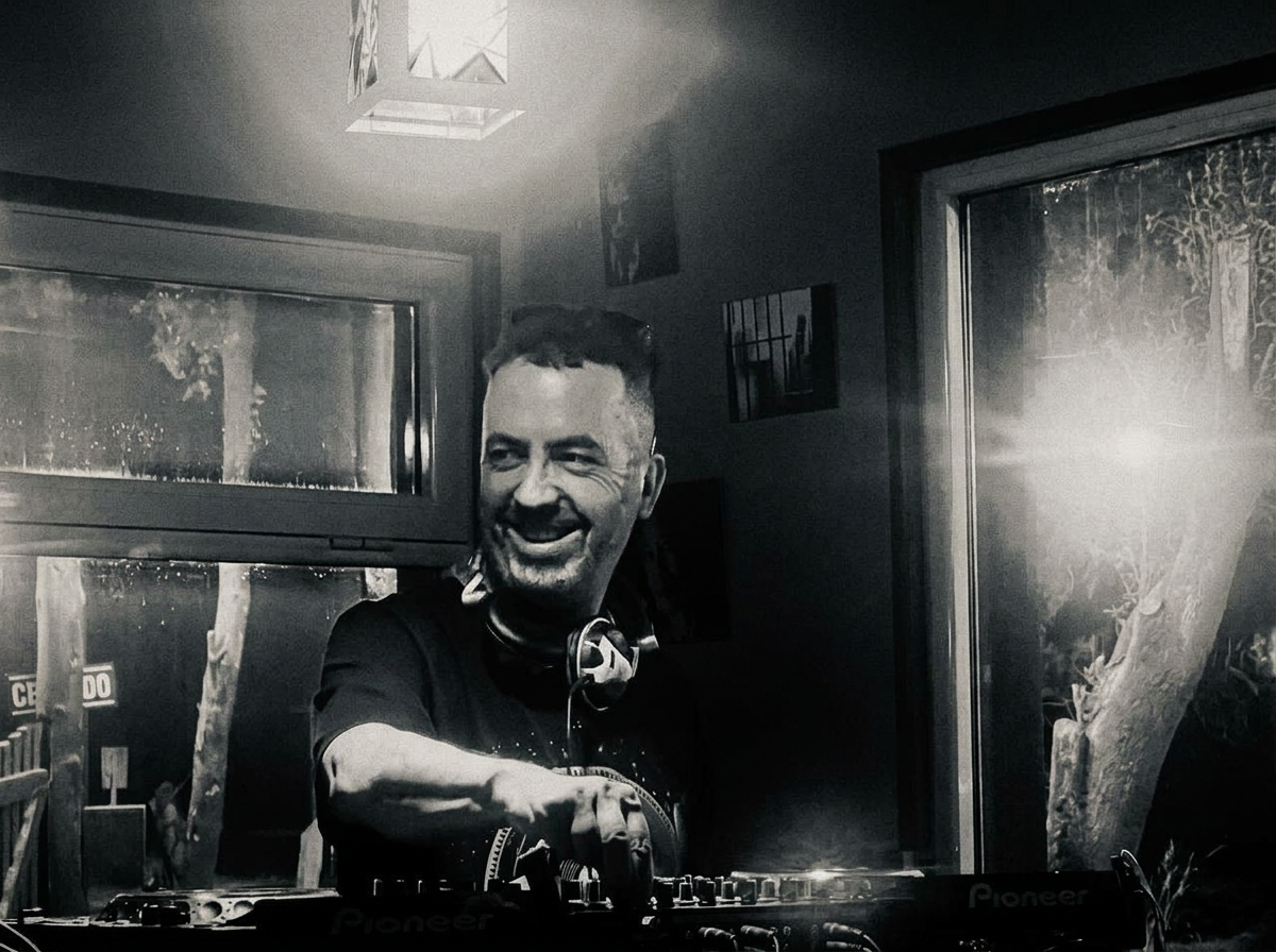 Yoel smiling behind the decks
